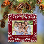 2 Fotos Familie Winter Grün Rote Weihnachten Keramikornament<br><div class="desc">Dieser dunkelrote Weihnachtsschmuck zeigt eine elegante,  weiße Wintergrün-Abbildung,  die das horizontale Foto umrahmt. Das Design bietet Platz für 2 Fotos,  eines auf der Vorderseite und eines auf der Rückseite. Dieses schöne Sake-Ornament mit Ihrem Familiennamen und dem Jahr.</div>