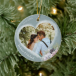 2 Fotovorlage Personalisiert Keramik Ornament<br><div class="desc">2 Fotomodell (vorne und hinten) Personalisiertes Weihnachtsschmuck - einzigartig, ganz speziell - ein Herz in einem Herzen - mit dem Namen des Ehepaares und dem Datum des besonderen Ereignisses. Mit ein paar schönen Blume. Laden Sie einfach Ihre Lieblings-Fotos hoch, um dieses Ornament zu erstellen. Was für eine tolle Geschenkidee für...</div>
