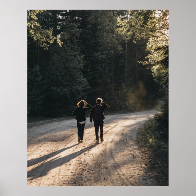 2 Frauen gehen auf der Straße zwischen Bäumen in d Poster (Vorne)