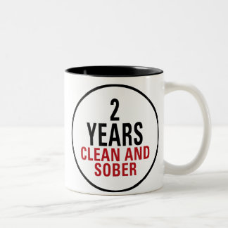 2 Jahre säubern und ernüchtern Zweifarbige Tasse