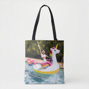 2 Kinder fahren mit weißem und rotem aufblasbarem Tasche
