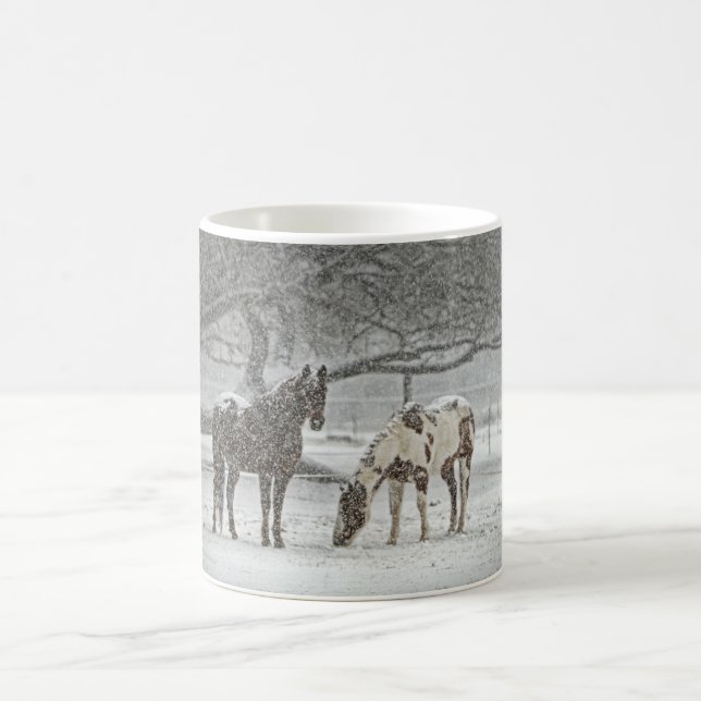 2 Schneepferde im Winter unter einem Baum Stehend Kaffeetasse (Mittel)