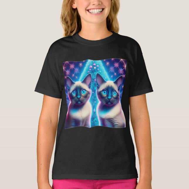2 Siamische Kätzchen, die mit Weihnachtsbaum einge T-Shirt (Vorderseite)