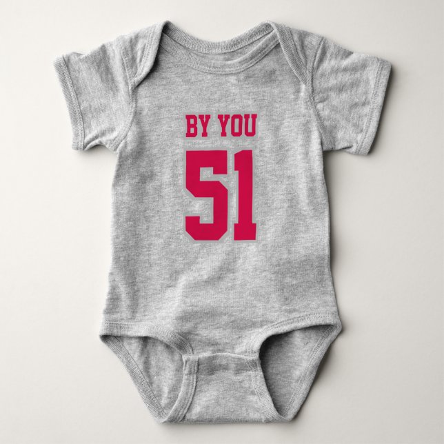 2 Side Grau WHITE CRIMSON Crewneck Football Outfit Baby Strampler (Vorderseite)