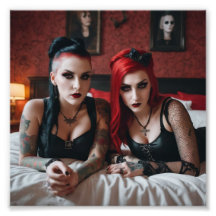 2 Tattoo Goth Girls auf Bettbasis
