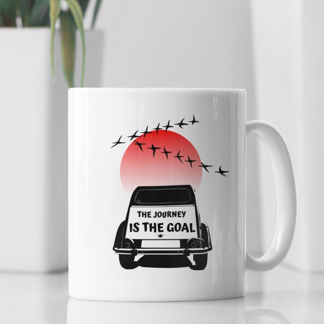 2CV Oldtimer Sonnenuntergang - Die Reise ist das Z Kaffeetasse (2CV Mug in White with a Red Sunset and Birds Illustration)