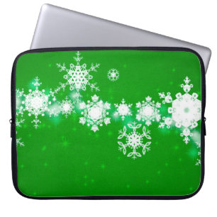 2d Abbildung. Schneeflocken im Hintergrund. Holy C Laptopschutzhülle
