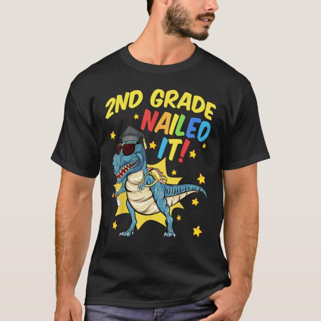 2nd Grade Graduation  Rex Dinosaur 2nd Grade Naile T-Shirt (Vorderseite)