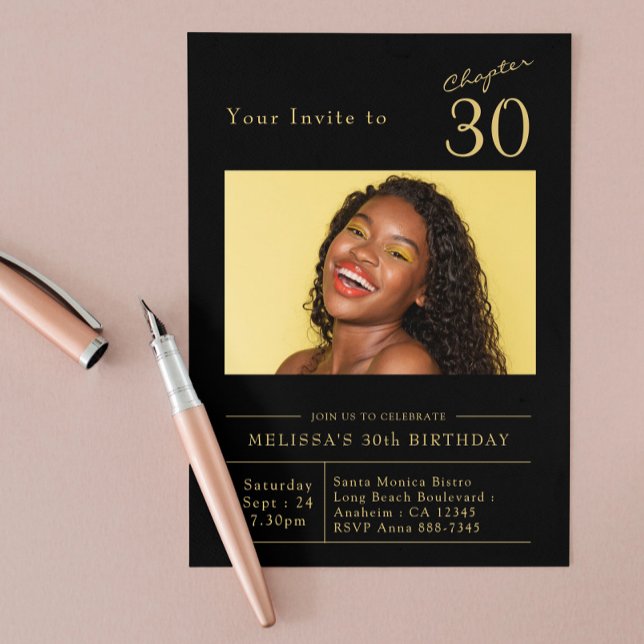 30 Black Gold 30. Geburtstag Party Foto Einladung (Black and good 30th birthday invitation on a blush pink background.)