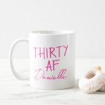 30. Geburtstag Personalisiert Kaffeetasse<br><div class="desc">Feiern Sie 30 stilvoll mit dieser lustigen und fabelhaften Geburtstagsfeier "THIRTY AF", die mit Ihrem Namen in einem spielerischen rosa Drehbuch gestaltet wurde. Ob Sie am Morgen nach dem Party Kaffee trinken oder Ihrem Geschmack etwas Wahnhaftes und Persönliches geben, diese Tasse macht es noch unvergesslicher, dreißig zu werden. Ein kühnes,...</div>