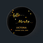 30. Geburtstag schwarzes Gold hello 30 Skriptname Button<br><div class="desc">Chic trendige schwarze Kulisse und Imitate goldener Text geschrieben mit einem trendigen handgeschriebenen Stil: hallo dreißig. Die Einrichtung ist mit goldenen Punkten gestaltet. Vorlagen für einen Namen und ein Datum, goldene Buchstaben. Elegant und modern für ein 30. Geburtstag Party, kann als Gutes oder eine Save the Date Erinnerung für Ihre...</div>