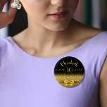 30. Geburtstag schwarzes Gold monogramm elegant Button<br><div class="desc">Elegant,  klassisch,  glamourös und feminin. Ein goldfarbener Bogen und Band mit goldenem Glitzer und Funkeln,  ein bisschen Bling und Luxus zum Geburtstag. Schwarzer Hintergrund. Vorlagen für ihren Namen,  ihr Alter,  ihr Geburtsdatum und ihr Geburtstag.</div>