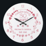 30. Hochzeitstag Große Wanduhr<br><div class="desc">Feiern Sie mit dieser wunderschönen und eleganten Wanduhr einen Meilenstein in der Hochzeit. In diesem Design finden Sie einen Kranz mit roten und rosa Herzen.</div>