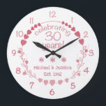 30. Hochzeitstag Große Wanduhr<br><div class="desc">Feiern Sie mit dieser wunderschönen und eleganten Wanduhr einen Meilenstein in der Hochzeit. In diesem Design finden Sie einen Kranz mit roten und rosa Herzen.</div>