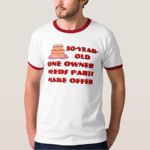 30-jährig. Ein Vorbesitzer. Braucht Ersatzteile. T-Shirt