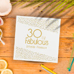 30 und fabelhafter Gold Glitzer 30. Geburtstag Serviette<br><div class="desc">30 und fabelhafte Gold Glitzer 30. Geburtstag Party Napkins. Moderne und elegante Geburtstagsnapkins mit trendiger Typografie und Imitaten mit goldenen Glitzer Punkten. Das Design hat einen individuelle Name. Machen Sie personalisierten 30. Geburtstagsnapkins für sie.</div>