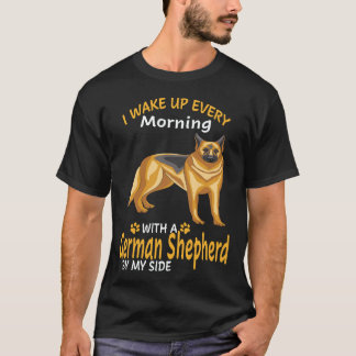 33 Ich wache jeden Morgen mit einem deutschen Schä T-Shirt