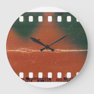 35-mm-Filmstreifen Anfang, coole Kratzer. Große Wanduhr