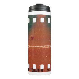 35-mm-Filmstreifen Anfang, coole Kratzer. Thermosbecher