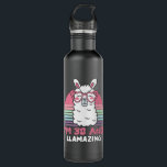 38 Year Old Bday Llamazing 38th Birthday Llama Edelstahlflasche<br><div class="desc">Retro Vintage Style Birthday Gift Design Perfect To Pair With Shorts,  Leggings Or Jeans For A Casual Yet Trendy Look. Humorous Funny Humor Birthday Gift Outfit For Family Member,  Loved One Or Yourself. Matches Loads Of Clothes. GET YOURS TODAY!</div>