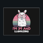 39 Year Old Bday Llamazing 39th Birthday Llama Postkarte<br><div class="desc">Retro Vintage Style Birthday Gift Design Perfect To Pair With Shorts,  Leggings Or Jeans For A Casual Yet Trendy Look. Humorous Funny Humor Birthday Gift Outfit For Family Member,  Loved One Or Yourself. Matches Loads Of Clothes. GET YOURS TODAY!</div>