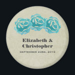 3 Aquamarine Aquarellfarben-Rose auf Tan Damask Ho Magnet<br><div class="desc">An Personalized Wedding Magnet. With hat einfach trio of teal roses painted with watercolors. Background is hat faded tan damask pattern. Personalize with your names and wedding date.</div>