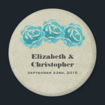 3 Aquamarine Aquarellfarben-Rose auf Tan Damask Ho Magnet<br><div class="desc">An Personalized Wedding Magnet. With hat einfach trio of teal roses painted with watercolors. Background is hat faded tan damask pattern. Personalize with your names and wedding date.</div>