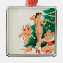 3 Button Up Girls trimmen einen Weihnachtsbaum