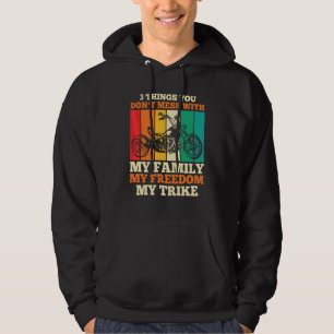 3 Dinge, mit denen man nicht spaßt Meine Familie M Hoodie