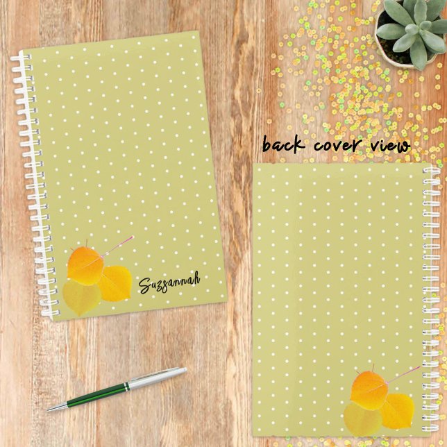 3 Fall Aspens Blätter auf weißem Polka Dot Muster Planer (Start scheduling with this personalized planner featuring an autumn leaf front and back cover.)