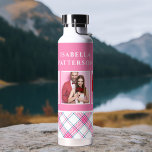 3 Foto Preppy Pink Kariert Modern Girl Individuell Trinkflasche<br><div class="desc">3 Foto Preppy Pink Kariert Modern Girly Custom Personalisiert Name Wasser Flasche verfügt über eine 3 Ihrer Lieblings-Fotos mit Ihrem individuelle Name auf einem stilvollen preppy pink,  blau und weiß karierten Muster. Perfekt zum Geburtstag,  Weihnachten,  Muttertag,  Schwester,  beste Freundin und vieles mehr. Entworfen von © Evco Studio www.zazzle.com/store/evcostudio</div>