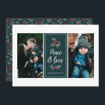 3 Foto Stilvoll gestrichen | Peace Liebe Green Feiertagskarte<br><div class="desc">Diese stilvollen Weihnachtskarten verfügen über drei Fotovorlagen - zwei auf der Vorderseite und eine auf der Rückseite zentriert. Der auf der Vorderseite zentrierte Farbblock (in tiefgrünem aquamarinem Grün dargestellt) kann auf jede gewünschte Farbe angepasst werden. Zu den Designelementen zählen das moderne typografische Lesen, "Peace & Liebe" sowie zwei Heilige Beeren...</div>