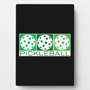 3 Grüne Pickleballs auf Weiß Fotoplatte