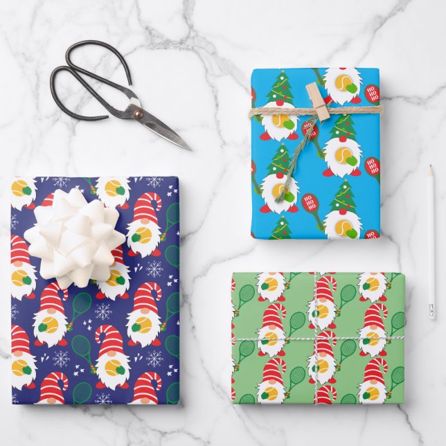 3 🎾 Niedliche Weihnachtszwerge mit Tennisball Geschenkpapier Set (Vorderseite)