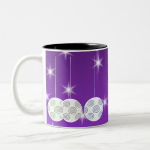 3 weißes Weihnachtsflitter auf lila Hintergrund Zweifarbige Tasse