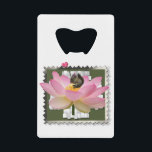 3D Gerahmt Adorable Baby Eichhörnchen auf Blume Geldbeutel Flaschenöffner<br><div class="desc">Wäre dieses Adorable Baby Eichhörnchen,  das eine Herz-Blume hält,  die in einem 3D-Rahmen auf wunderbarer Blume sitzt,  nicht für alle surreal,  die es sehen wollen? Was "Großer Spaß" und Lächeln Grabber für alle,  die dieses wunderschöne eines von einer Art Design zu sehen!</div>