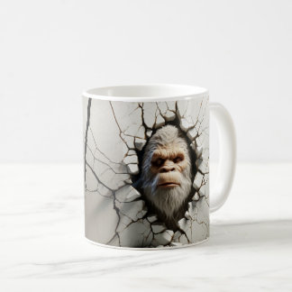 3D realistische Bigfoot-Tasse Bursting Hole in der Kaffeetasse
