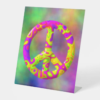 3D rosa gelbes psychedelisches Friedenssymbol auf Sockelschild