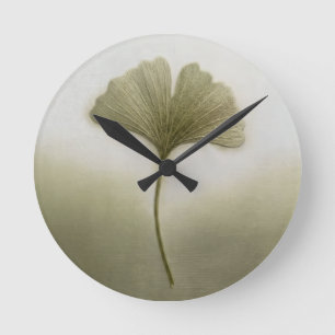 3D-texturierte Stickerei Ginkgoblatt Salbeigrün Runde Wanduhr