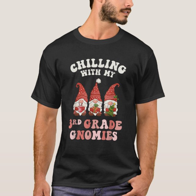 3rd Grade Teacher Christmas Chilling With My Gnomi T-Shirt (Vorderseite)