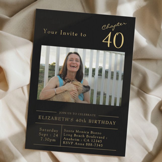 40 Black Gold 40. Geburtstag Party Foto Einladung (Black and gold 40th birthday party invitation on a cloth background)