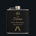 40 fabelhafte Geburtstags Black Gold Chic Monogram Flachmann<br><div class="desc">Einfaches und elegantes 40. Geburtstagsgeschenk für eine Frau. Ein klassisch schicker schwarzer Hintergrund mit zwei Champagnergläsern,  Flöten als Dekoration. Mit dem Text: 40 und fabelhaft. Personalisieren und fügen Sie einen Namen und ein Datum hinzu. Goldene Buchstaben.</div>