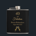40 fabelhafte Geburtstags Black Gold Chic Monogram Flachmann<br><div class="desc">Einfaches und elegantes 40. Geburtstagsgeschenk für eine Frau. Ein klassisch schicker schwarzer Hintergrund mit zwei Champagnergläsern,  Flöten als Dekoration. Mit dem Text: 40 und fabelhaft. Personalisieren und fügen Sie einen Namen und ein Datum hinzu. Goldene Buchstaben.</div>