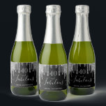 40 fabelhafte Geburtstags schwarzer Glitzer funkel<br><div class="desc">Einfaches und elegantes 40. Geburtstagsweinlabel. Ein klassischer schwarzer Hintergrund mit Imitaten silberne Glitzer Tropfen, Farbe Tropflook. Mit dem Text: 40 und fabelhaft. Personalisieren und fügen Sie einen Namen und ein Datum hinzu. Geburtsdatum oder Geburtsdatum des Party. Hellgrauer Text. Das Wort Fabulous wird mit einem modernen handgeschriebenen Stilskript mit Swashes geschrieben....</div>