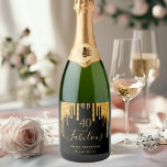 40 fabelhafte Geburtstagsglanz aus schwarzem Glitz<br><div class="desc">Einfaches und elegantes 40. Geburtstagsweinlabel. Ein klassischer schwarzer Hintergrund mit goldenen Glitzer-Tropfen aus Imitaten,  Maltropfen-Look. Mit dem Text: 40 und fabelhaft. Personalisieren und fügen Sie einen Namen und ein Datum hinzu. Geburtsdatum oder Geburtsdatum des Party. Goldener Text. Das Wort Fabulous wird mit einem modernen handgeschriebenen Stilskript mit Swashes geschrieben.</div>