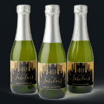 40 fabelhafte Geburtstagsglanzgold schwarzer Glitz<br><div class="desc">Einfaches und elegantes 40. Geburtstagsweinlabel. Ein klassischer schwarzer Hintergrund mit goldenen Glitzer-Tropfen aus Imitaten,  Maltropfen-Look. Mit dem Text: 40 und fabelhaft. Personalisieren und fügen Sie einen Namen und ein Datum hinzu. Geburtsdatum oder Geburtsdatum des Party. Goldener Text. Das Wort Fabulous wird mit einem modernen handgeschriebenen Stilskript mit Swashes geschrieben.</div>
