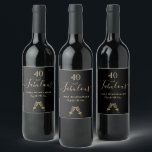 40 fabelhafte Geburtstagsparty Black Gold Party Weinetikett<br><div class="desc">Einfaches und elegantes 40. Geburtstagsweinlabel. Ein klassischer schwarzer Hintergrund mit zwei glänzenden Weingläsern, flötet als Dekoration. Mit dem Text: 40 und fabelhaft. Personalisieren und fügen Sie einen Namen und ein Datum hinzu. Geburtsdatum oder Geburtsdatum des Party. Goldene Buchstaben. Das Wort Fabulous wird mit einem modernen handgeschriebenen Stilskript mit Swashes geschrieben....</div>