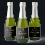 40 fabelhafte Geburtstagsparty schwarzes Gold Mono<br><div class="desc">Einfaches und elegantes 40. Geburtstagsweinlabel. Ein klassischer schwarzer Hintergrund mit zwei glänzenden Weingläsern, flötet als Dekoration. Mit dem Text: 40 und fabelhaft. Personalisieren und fügen Sie einen Namen und ein Datum hinzu. Geburtsdatum oder Geburtsdatum des Party. Goldene Buchstaben. Das Wort Fabulous wird mit einem modernen handgeschriebenen Stilskript mit Swashes geschrieben....</div>