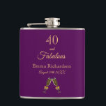 40 fabelhafter Geburtstag lila Goldname Flachmann<br><div class="desc">Einfaches und elegantes 40. Geburtstagsgeschenk für eine Frau. Ein eleganter,  feminininer lila Hintergrund mit zwei Champagnergläsern,  flöttert als Dekoration. Mit dem Text: 40 und fabelhaft. Personalisieren und fügen Sie einen Namen und ein Datum hinzu. Goldene Buchstaben.</div>