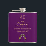 40 fabelhafter Geburtstag lila Goldname Flachmann<br><div class="desc">Einfaches und elegantes 40. Geburtstagsgeschenk für eine Frau. Ein eleganter,  feminininer lila Hintergrund mit zwei Champagnergläsern,  flöttert als Dekoration. Mit dem Text: 40 und fabelhaft. Personalisieren und fügen Sie einen Namen und ein Datum hinzu. Goldene Buchstaben.</div>
